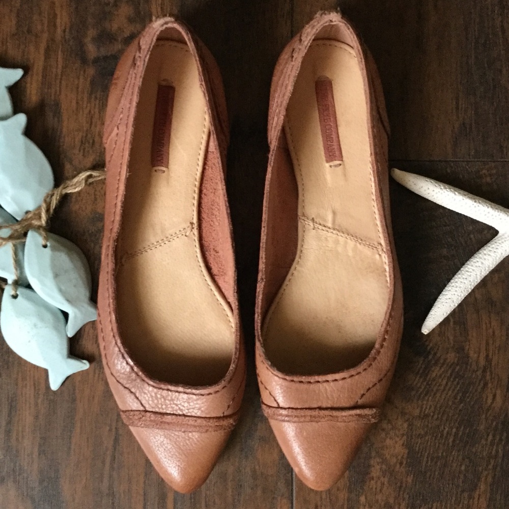 Frye Flats 👀